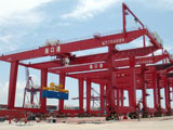 謹(jǐn)慎操作大型龍門起重機(jī)，保證施工的安全