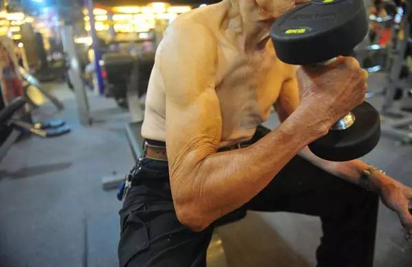 94歲健身爺爺爆紅！他還在運動，你有什么理由偷懶
