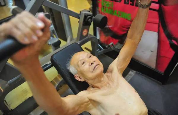 94歲健身爺爺爆紅！他還在運動，你有什么理由偷懶