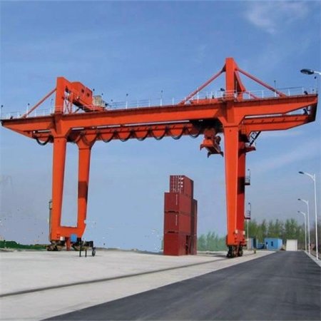 集裝箱龍門吊可配置多種吊具，以適應(yīng)生產(chǎn)需求！
