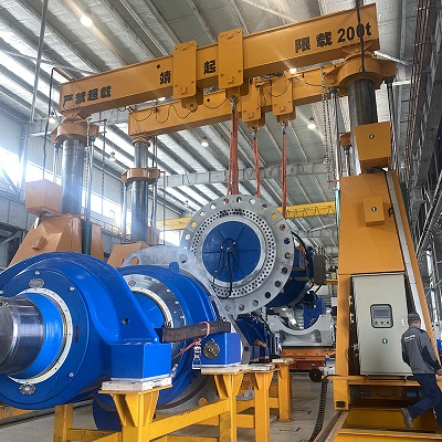 【靖起】為國(guó)外客戶非標(biāo)定制移動(dòng)式液壓門式起重機(jī)